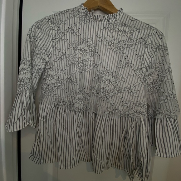 Zara Woman’s blouse with bell 2/3 sleeves. Bodice of shi try has a lace overlay - Picture 5 of 9